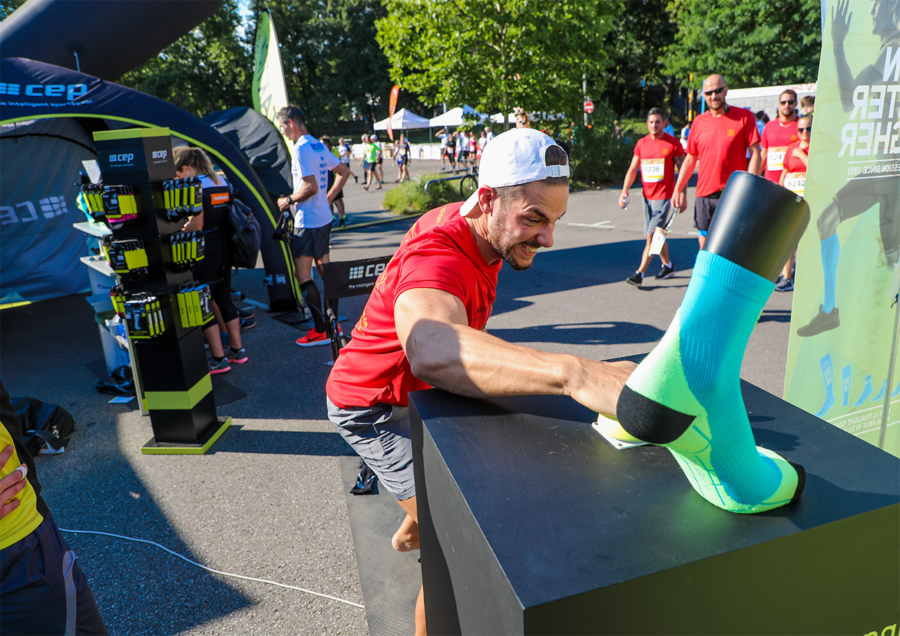 Kreative Aktivierungsidee (CEP – Supplier des B2Run): "Fastest Sock Change Challenge" - Ausschüttung von CEP-Produkten als Gewinnspielpreise